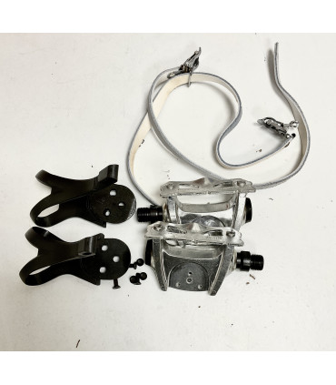 PEDALES CARRETERA ALUMINIO MICHE CON CALAPIES DE 3 TORNILLOS Y CORREAS DE CUERO BLANCAS